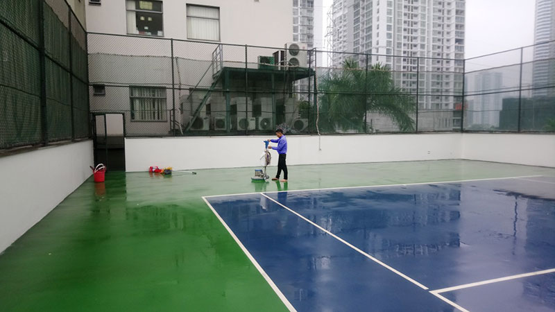 ve_sinh_bao_tri_san_tennis