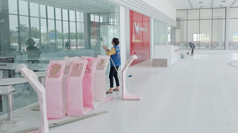 Vệ sinh showroom Vinfast Thành Thành Phát 2