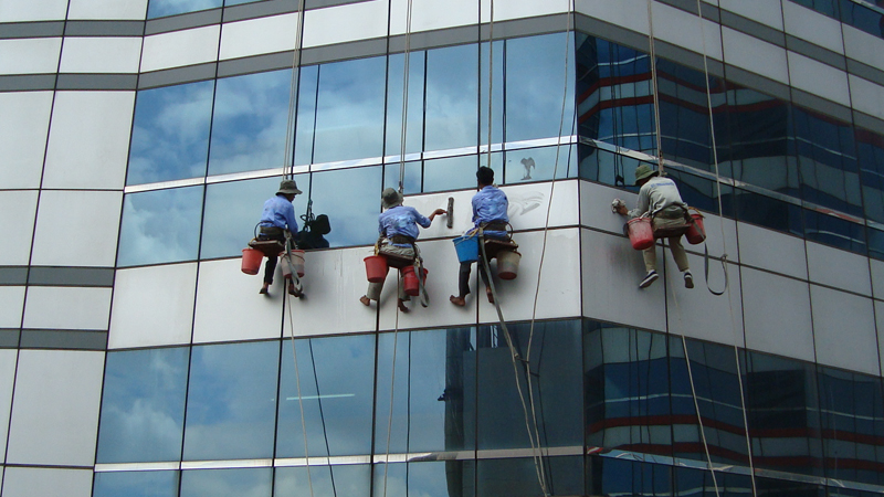 Dịch vụ vệ sinh, lau kính toà nhà cao tầng