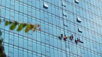 Nghề đu dây vệ sinh kính và những nguy hiểm khó lường